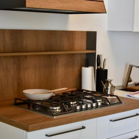 Stylish Lakefront House Ловере Екстериор снимка