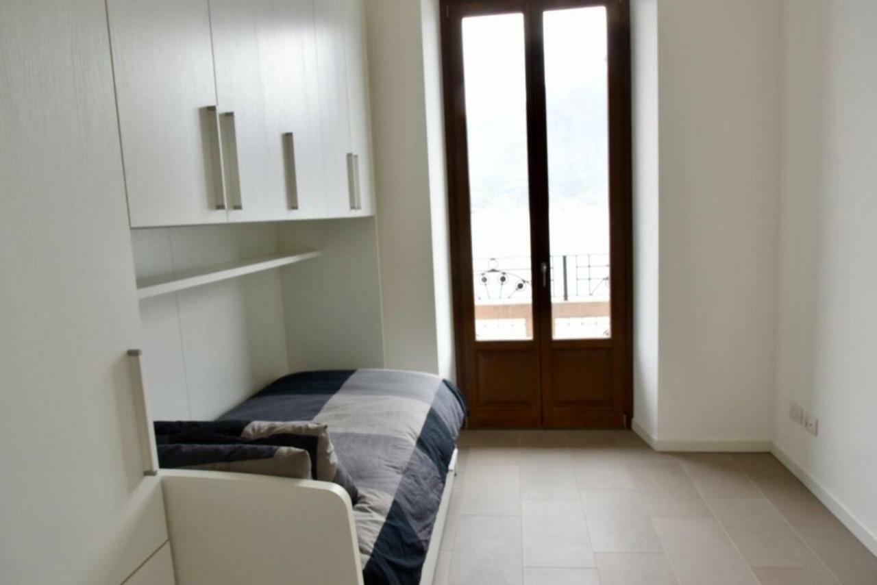 Stylish Lakefront House Ловере Екстериор снимка