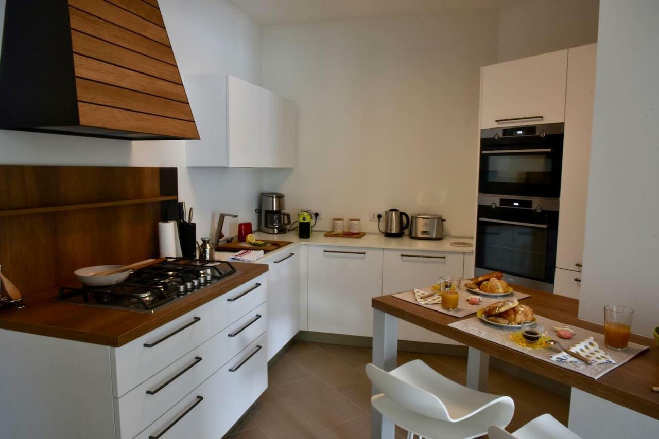 Stylish Lakefront House Ловере Екстериор снимка