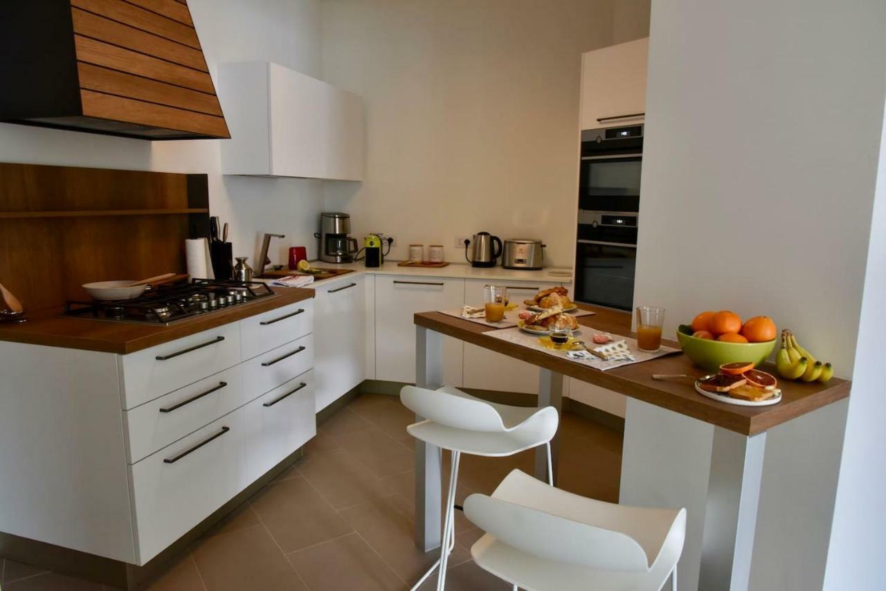 Stylish Lakefront House Ловере Екстериор снимка